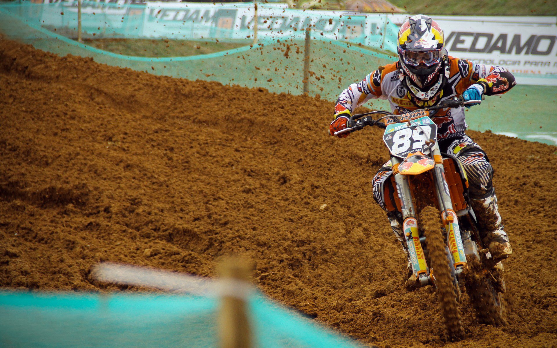 印度队主场优势尽显，全场观众热情高涨，印度国家队