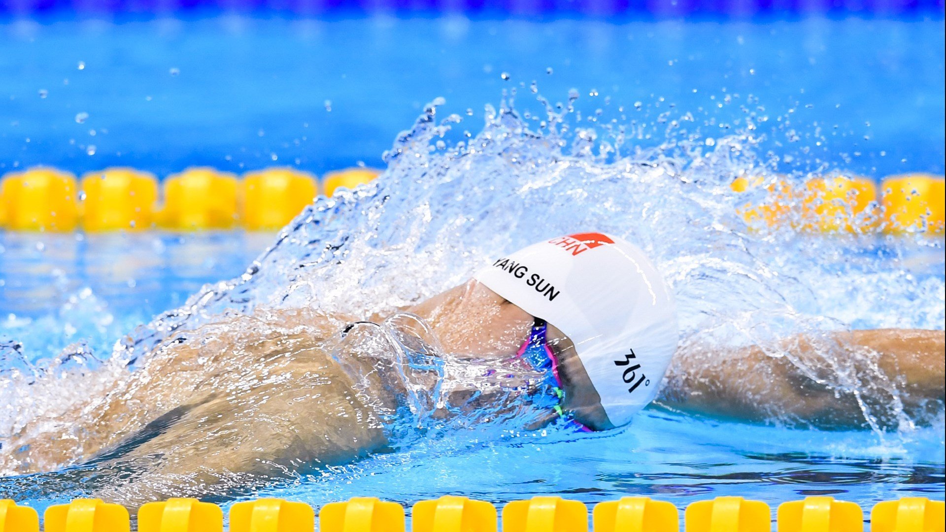 长跑赛道风雨中进行，选手展现坚韧意志，长跑运动比赛